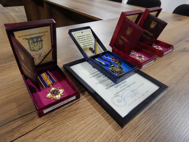 Напередодні Дня Героїв родинам загиблих Героїв Шепетівщини вручили нагороди