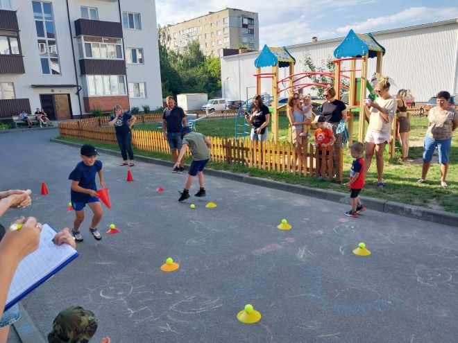 Ще один з шепетівських дворів перетворився на спортивну арену