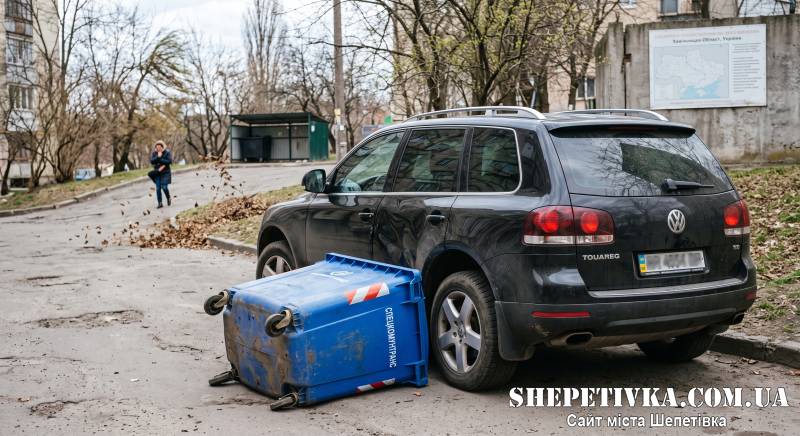 Автомобіль пошкодило сміттєвим баком: суд зобов'язав комунальників сплатити 20 тисяч гривень шкоди