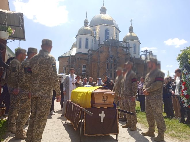 У Ізяславській громаді протягом 10-ти днів у засвіти провели 6 захисників