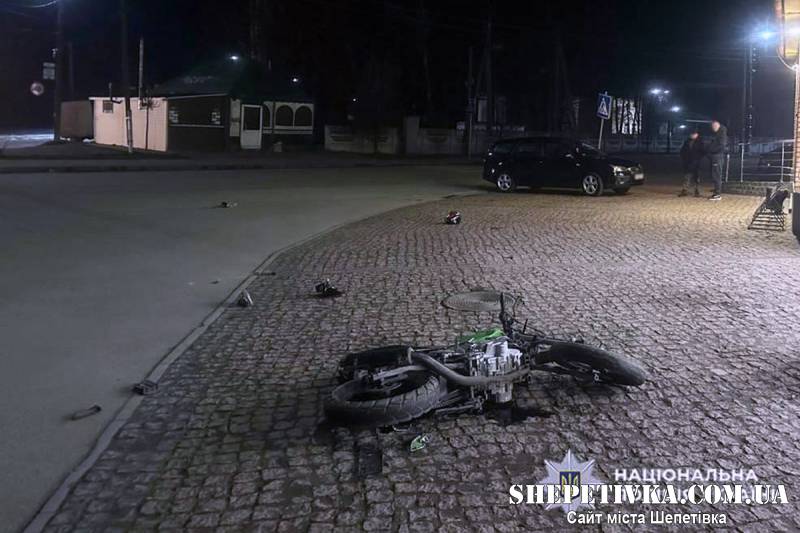 У Полонному підліток на мотоциклі зіткнувся з автомобілем, його ушпиталили