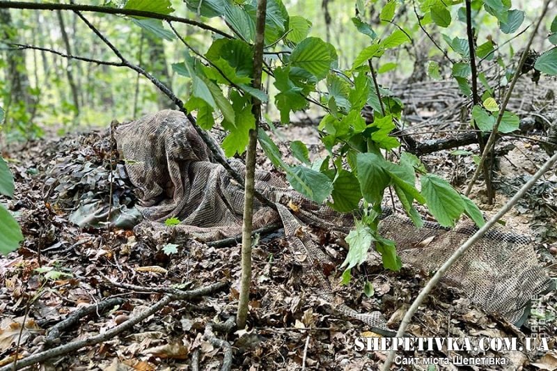 На Шепетівщині снайпери Нацгвардії відпрацювали навички маскування в лісі