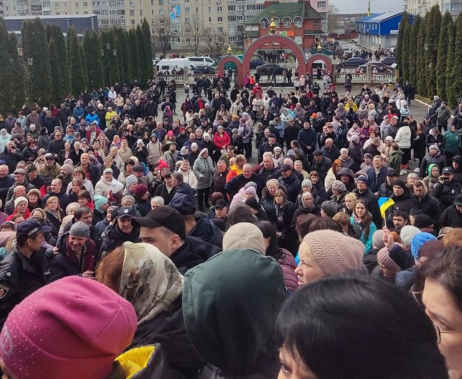 Не без сутичок у Свято-Михайлівському Соборі вперше відслужили молебень українською