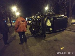 У центрі Шепетівки перекинувся автомобіль