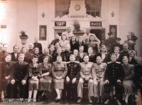 працівники залізничного вокзалу станції Шепетівка-І біля входу до приміщення (з боку міста)