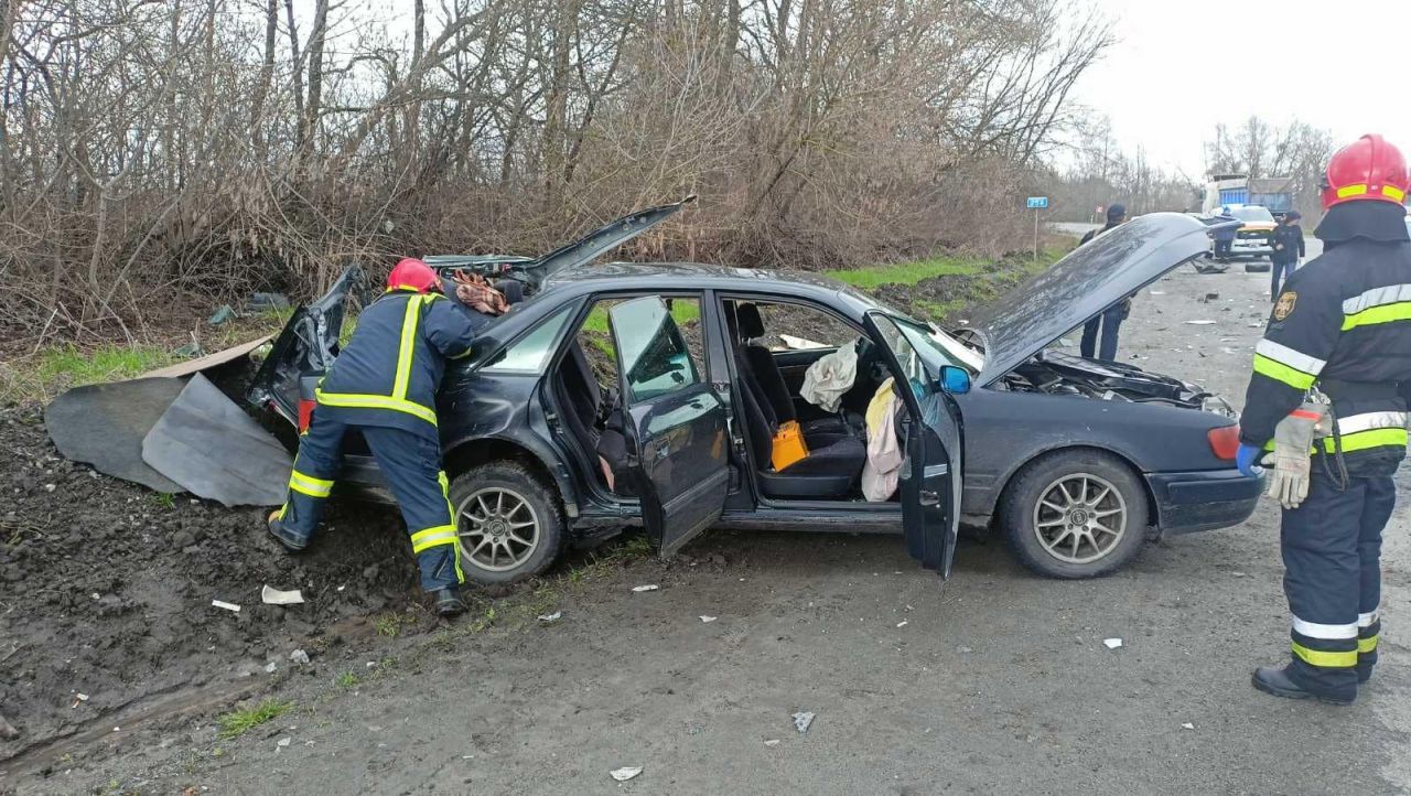 На виїзді з Шепетівки розбилась автівка, водія довелось деблокувати рятувальникам