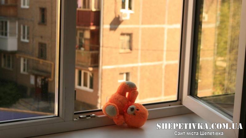 Фатальна хвилина на кухні: 2-річний малюк випав із вікна 6-го поверху