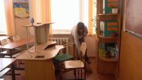 Прибирають вибите скло в одній з аудиторій хмельницького училища, 8 січня 2024, Хмельницька громада.