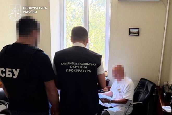 Вимагав до 8 тисяч доларів за 2-гу групу інвалідності: на Хмельниччині викрили лікаря-онколога
