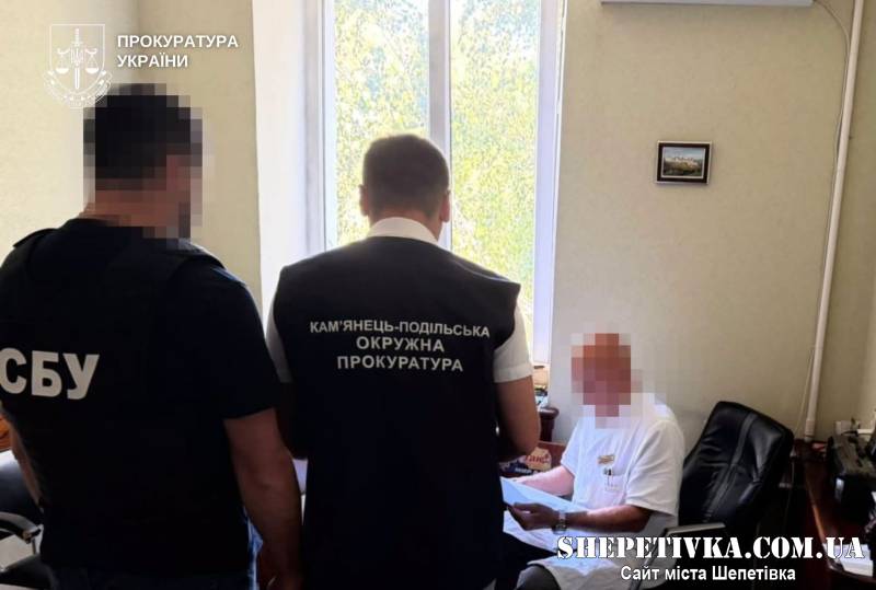 Вимагав до 8 тисяч доларів за 2-гу групу інвалідності: на Хмельниччині викрили лікаря-онколога