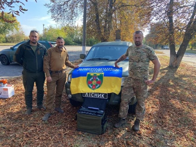 Шепетівським лісівникам передали засоби для будівництва фортифікацій та зарядні пристрої