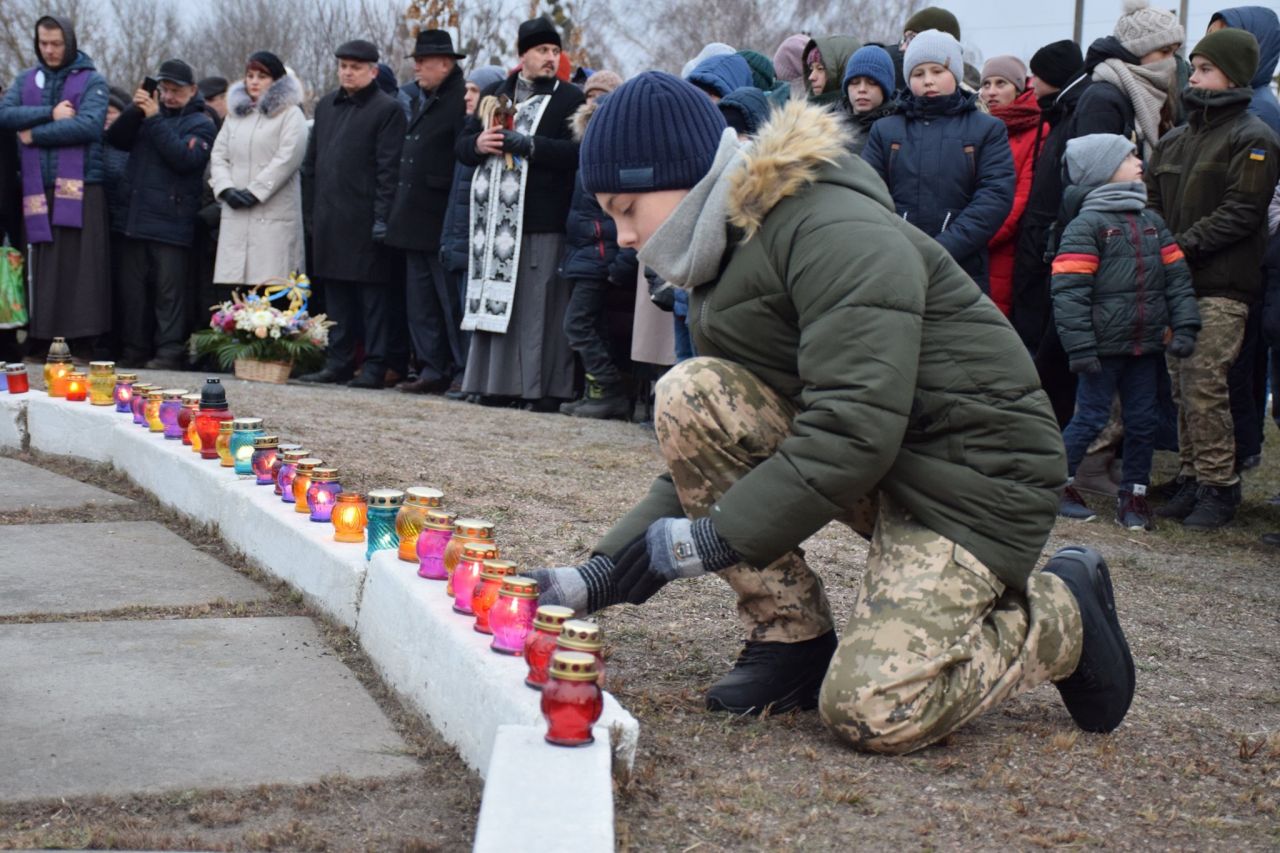 У Шепетівці біля Пам’ятного знаку жертвам Голодомору пройшов меморіальний мітинг