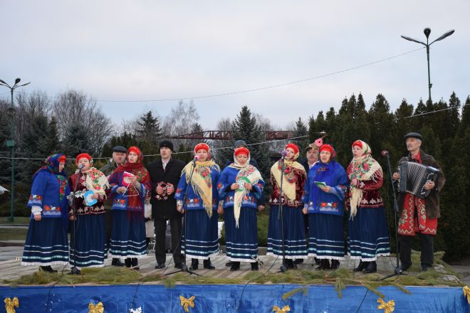 На площі Шевченка у Шепетівці містян розважав народний ансамбль «Колорит»