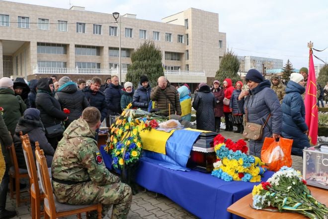 Нетішинська громада прощалась із солдатом Мазураком Олександром