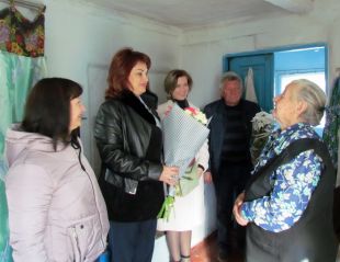 У Шепетівці вітали шепетівчанку з 90-річним ювілеєм