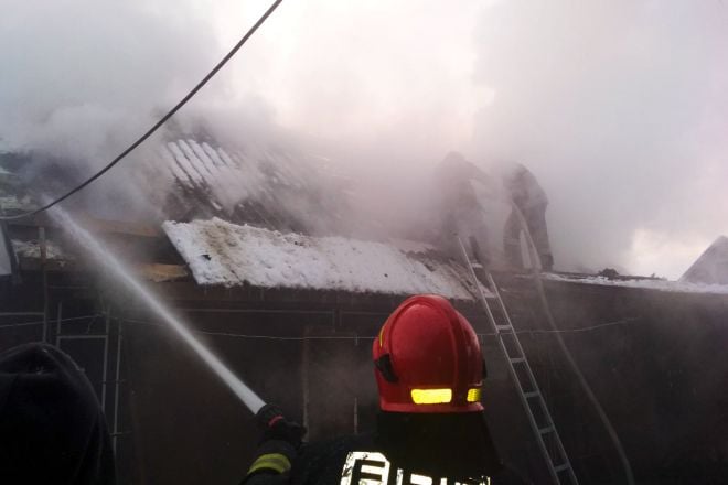 У Великій Медведівці врятували від знищення вогнем господарчу будівлю