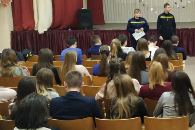 Шепетівські рятувальники розповіли учням про можливості вступу у навчальні заклади ДСНС України