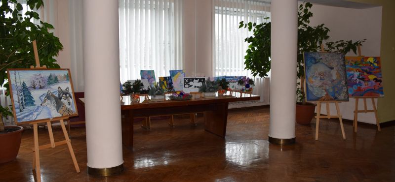Вихованці Шепетівської дитячої художньої школи презентували новорічну виставку