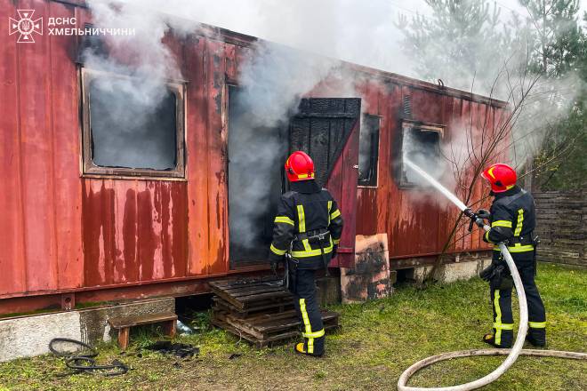 У Шепетівці горів металевий контейнер (відео)