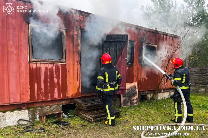 У Шепетівці горів металевий контейнер (відео)