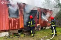 У Шепетівці горів металевий контейнер (відео)