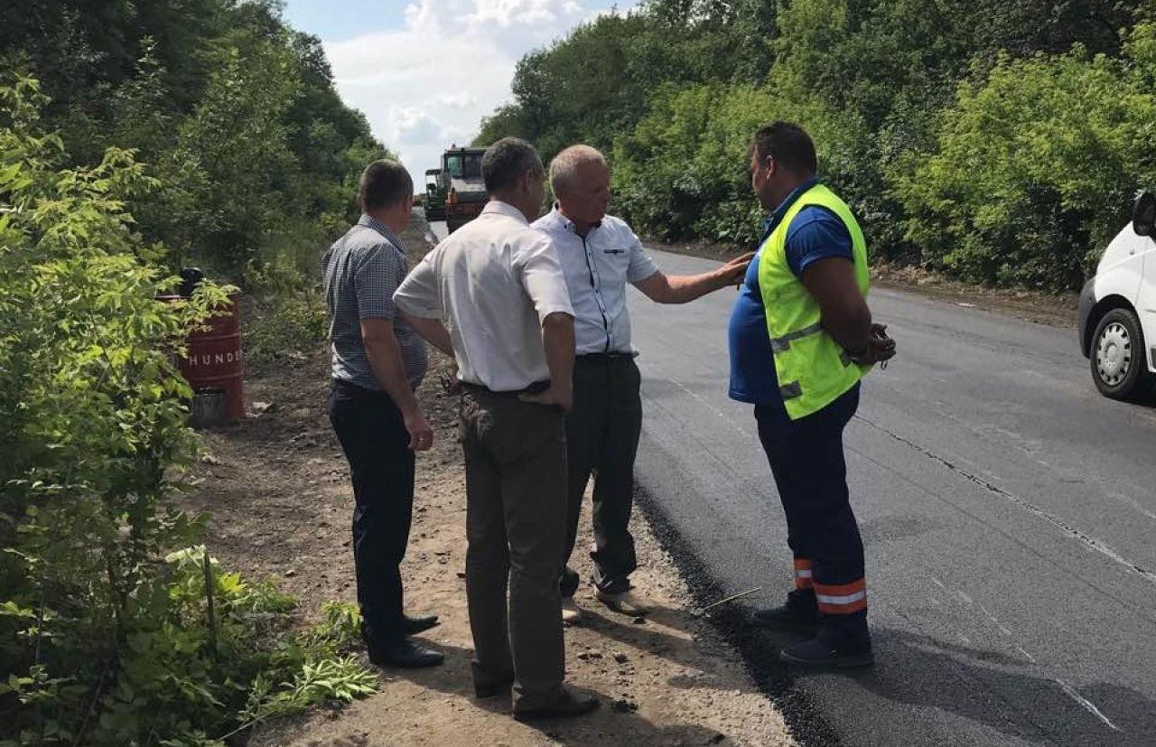 Обласні чиновники перевіряли якість ремонту доріг на Шепетівщині