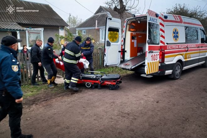 На Шепетівщині літня жінка впала до 7-метрового колодязя