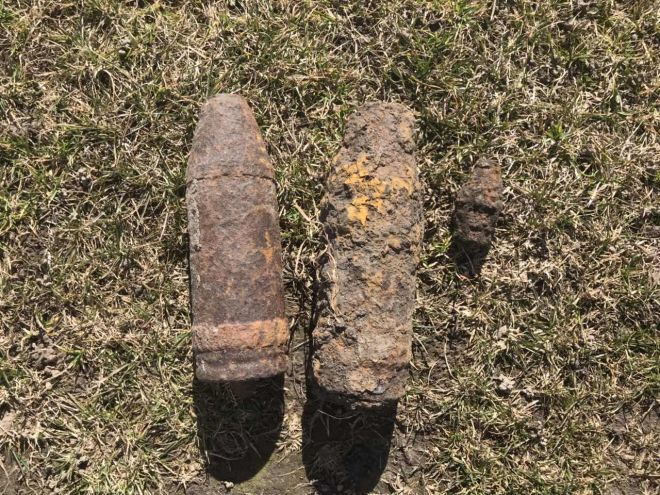 На Шепетівщині знайшли 2 артснаряди та 1 підривник до артилерійського снаряду часів Другої світової війни