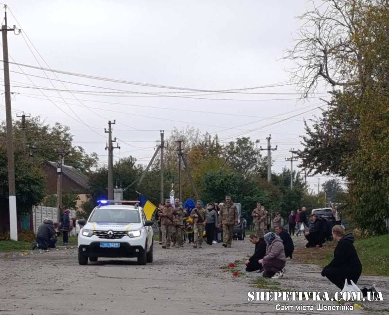 Поховали поруч із батьком-ветераном АТО: у засвіти провели воїна Богдана Белковського