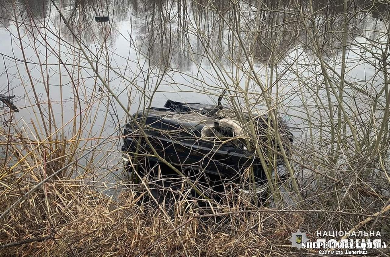 На Шепетівщині автомобіль залетів у став: водій та пасажир загинули