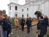 Польська делегація перевірила хід ремонтних робіт костела та монастира у Ізяславі