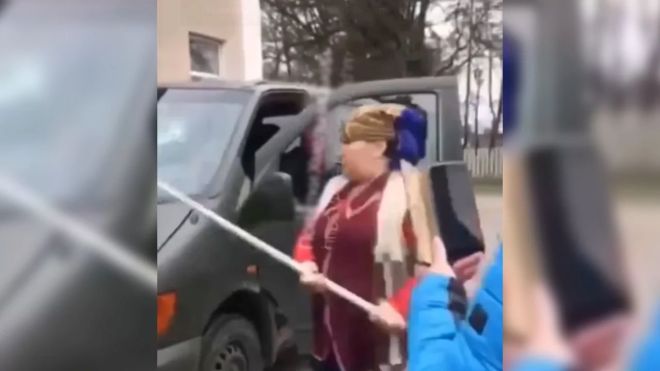 У поліції встановлюють збиток: що загрожує жінці, яка на Шепетівщині пошкодила автомобіль ТЦК