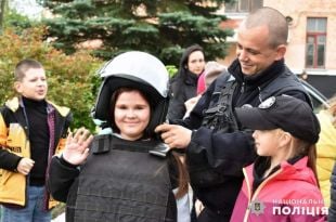 У Шепетівці поліціянти вчили школярів дорожньої грамоти та демонстрували спецспорядження
