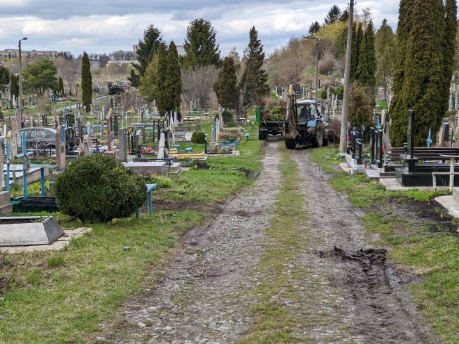 На те­ри­то­рії місь­ко­го кла­до­ви­ща об­ме­жено рух ав­тотран­спор­ту