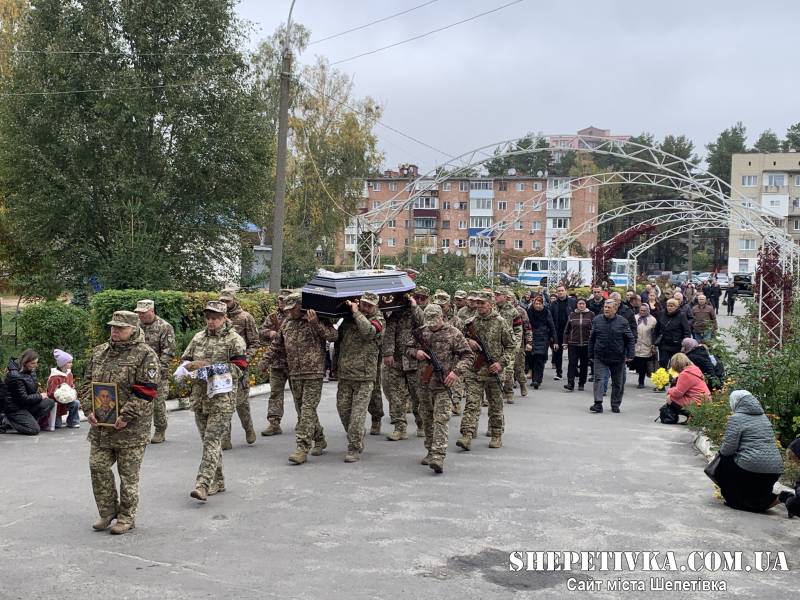 У Славуті провели в останню дорогу Захисника Сергія Корсуна, який майже два роки вважався зниклим безвісти