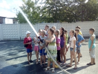 Дітлахам провели екскурсію пожежно-рятувальною частиною