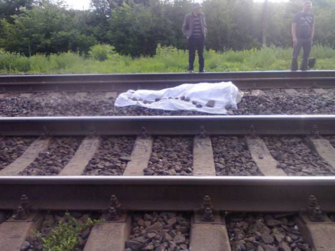 Військовослужбовець покінчив життя самогубством, викинувшись із потягу