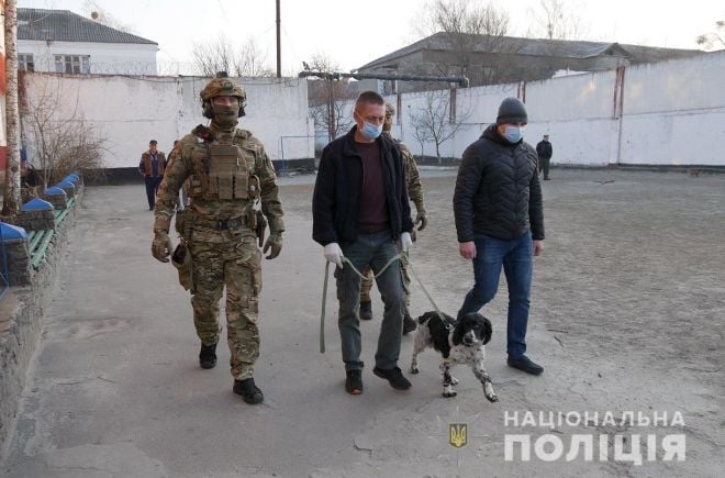 У шепетівській колонії викрили ціле угруповання, яке постачало наркотики