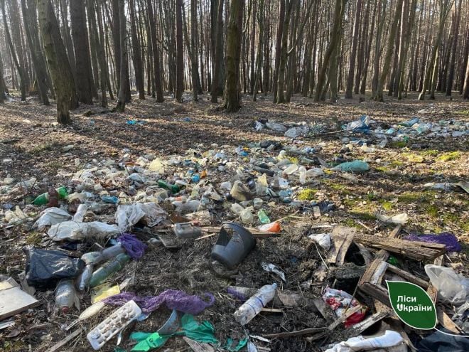 Смітять не відходячи далеко від домівок: у шепетівському лісі ліквідовували стихійний смітник