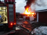 За супермаркетом "Економ" палали господарчі будівлі