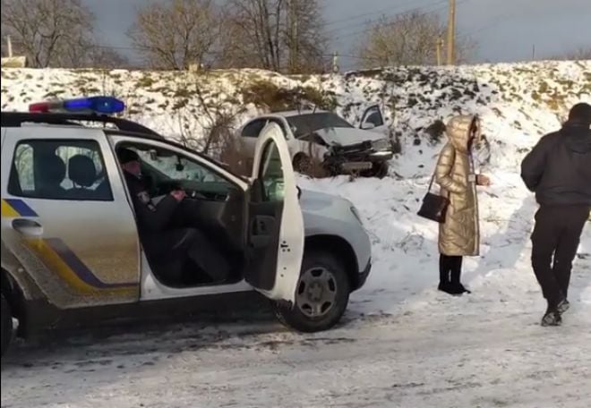 Біла Skoda Octavia збила стовпа та злетіла із &quot;судилківського мосту&quot;