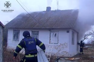 У Шепетівському районі вогнеборці ліквідували пожежу в житловому будинку