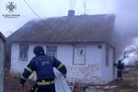 У Шепетівському районі вогнеборці ліквідували пожежу в житловому будинку