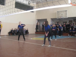 Змагання з волейболу серед дівчат