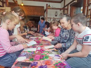 У Шепетівці для переселенців провели майстер-клас із скрапбукінгу