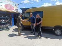 Ще одне авто від громади їде на передову, а Міноборони нагородило мера медаллю