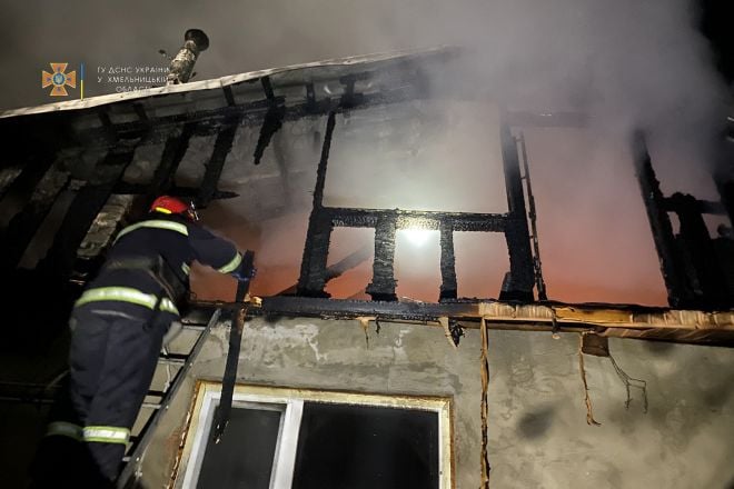 У Шепетівці дві родини лишились даху над головою через пожежу