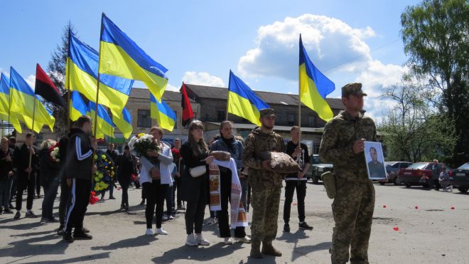 У Шепетівському районі прощалися із захисником України