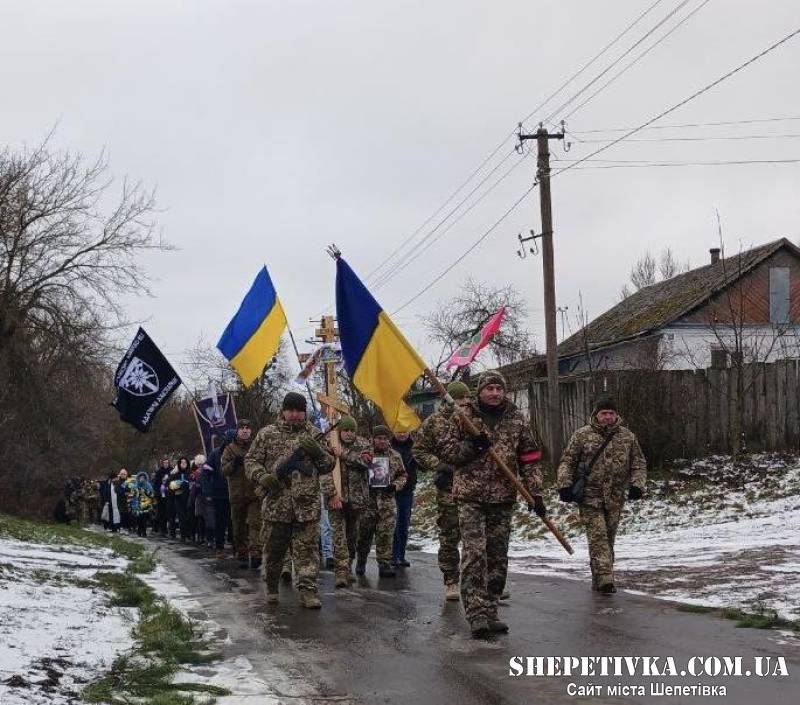 «Зрозумійте, я маю йти, маю захищати нашу землю»: у Новичах прощались із Остапчуком Максимом