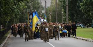 Нетішинська громада провела у засвіти захисника Євгена Керпаня